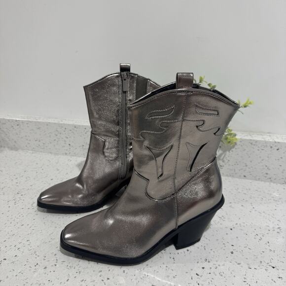 Torrid Western Pull On Silver Bootie Size 7WW Cowgirl - Picture 1 of 7
